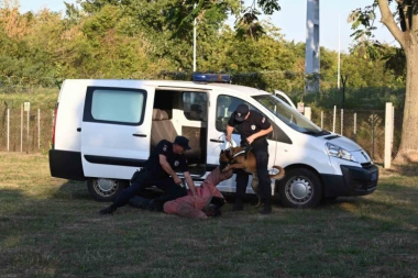 Stefanović prisustvovao delu obuke vodiča službenih pasa