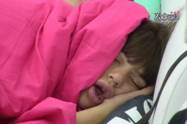 (VIDEO) Miljana šta ti je to u ustima?! Kulićka spavala kao top dok joj je ONA polagala jaja u usnoj duplji!