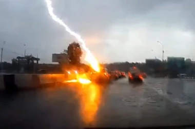 (VIDEO) NI U KOLIMA NISTE SIGURNI: Grom udario u automobil u pokretu!