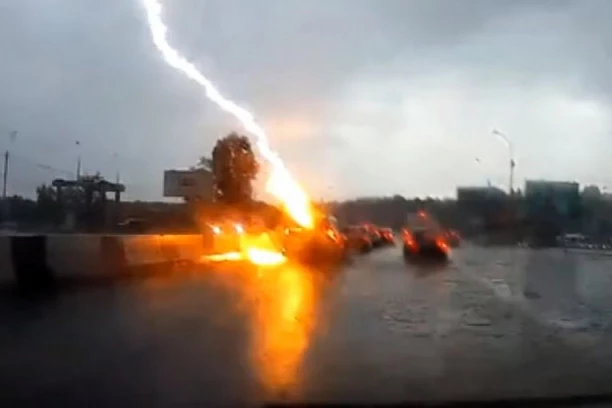 GROM UDARIO UČESNIKE MITINGA! Iznenada popadali na pod! Natalija i Ljudmila opisale KAKO SU IH SVE OŽIVLJAVALI LEKARI (VIDEO)