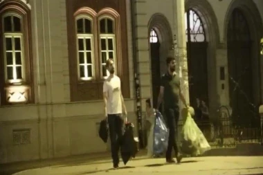 (FOTO) Specijalni zadatak: Đilasove perjanice u ulozi đubretara