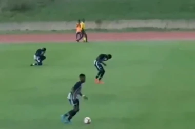 (VIDEO) Jezivo: Grom udario fudbalere usred utamice!