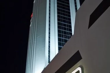 Mercedesom uleteo u Tramp plazu, izašao iz kola i zavalio se u sofu!