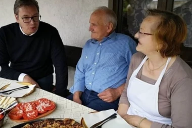 (FOTO, VIDEO) Vučić u nenajavljenom obilasku Srbije: Predsednik u domu porodice Bogdanović