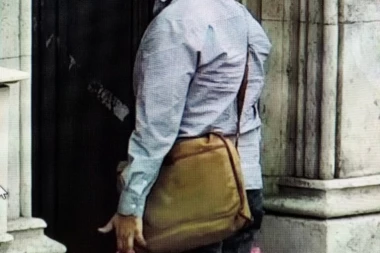 (VIDEO) EKSKLUZIVNI SNIMAK! Ovo je dokaz da Đilasov operativac Miljuš stoji iza paljenja Vesićeve knjige!