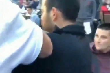 (VIDEO) Provokator u Minhenu: "Delije" naterale navijača Galatasaraja da skine dres i još jednom podsetili na Jagodu!