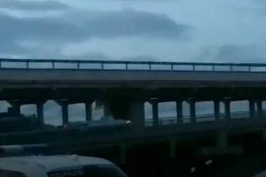 Teroristički napad u Kijevu: Sa bombom i automatom stoji nasred mosta i otvorio vatru!