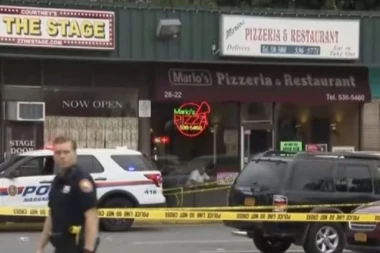 Uznemirujući snimak! Tinejdžera u Njujorku izboli na sred ulice dok su ljudi oko njega snimali krvave scene