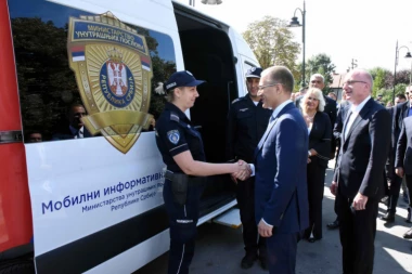 Uskoro i u najudaljenijem mestu moći će da se izvadi lična karta: Predstavljen prvi mobilni informativni centar MUP