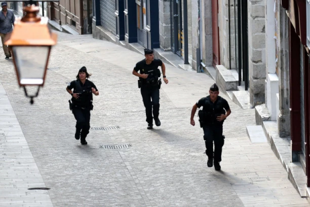 ŠOK SNIMAK PLJAČKE LUKSUZNE ZLATARE U PARIZU! Muškarac sa kacigom na glavi STOJI SA PUŠKOM I TERA PROLAZNIKE! (VIDEO)
