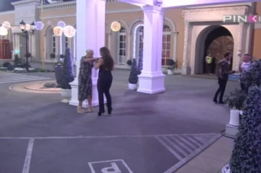 (VIDEO) Vukla je za dekolte, pa krenula na Miljanine grudi zihernadlom: Marija napravila haos u dvorištu Bele kuće!