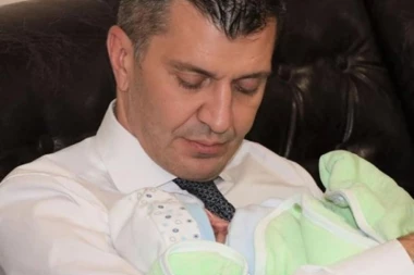 (FOTO) DUŠA MALA! Ministar Đorđević obišao bebu koju je majka bacila u kontejner, pogledajte gde živi