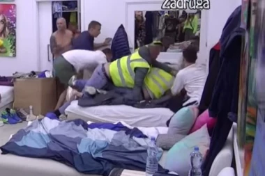 (VIDEO) Preletela sobu i skočila na nju: Učesnice izudarale jedna drugu, obezbeđenje ih razdvajalo na krevetu!