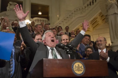 Bolesno! Sedeo u Senatu i glumio da se bori za građane, a na telefonu gledao DEČIJU PORNOGRAFIJU!