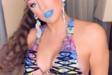 (FOTO) Đoganijeva na svom drugom nastupu zgranula stajlingom: Silikonske grudi na izvol'te, a donji deo LUDILO!