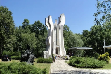 Sramota! Šiptari oskrnavili spomenik žrtvama Drugog svetskog rata u Brezovici