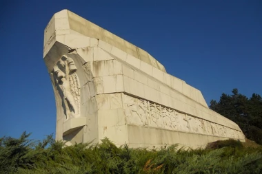 Danas su se u regionu ostrvili na spomenike: Zapaljeno spomen obeležje Banj Brdo