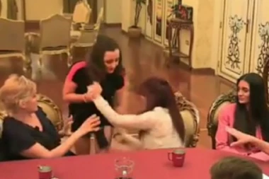 Strašno: Lomila joj prste dok su se ostali smejali, bol i jauk odzvanjavao vilom "Parovima"!