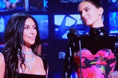 Došlo im je da pobegnu sa bine: Kim Kardašijan i njenu sestru publika sa Emi nagrada brutalno ismejala!