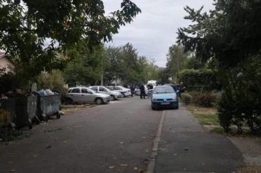 (FOTO) Strašna tragedija u Kotežu: U stanu pronađena devojka upucana u glavu, a pored nje ranjeni muškarac sa pištoljem
