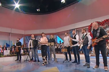 Drama na snimanju Šarenice: Pevača ujela pčela za krajnik, počeo da se guši, Hitna pomoć na licu mesta!