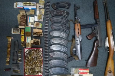 (FOTO) Našli mu arsenal oružja: Uhapšen muškarac u Beogradu