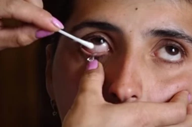 (VIDEO) Devojka umesto suza plače kristale!