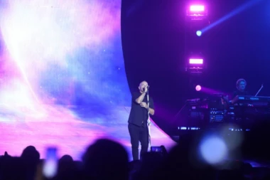 Obratio se publici na srpskom: Eros Ramacoti zapalio "Štark Arenu"!