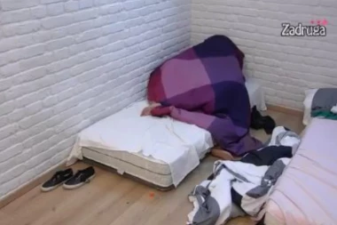 (VIDEO 18+) Odvalili se od se*sa u izolaciji: Ispadali goli iz kreveta, sve sevalo!