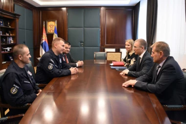 Stefanović nagradio policajca koji je goloruk savladao razbojnika u Mladenovcu