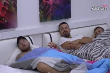 (VIDEO) Radila desanka: Rade Lazić pred svima ispod jorgana obrađivao vršnjaka!