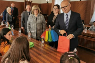 Gradonačelnik Novog Sada u Kninu: Srpskoj deci na poklon računari da ih podržimo u odrastanju i obrazovanju