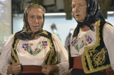 (VIDEO) Baba opet "napada", ali ovog puta u Borči?! Snimci žene u nošnji preplavili mreže