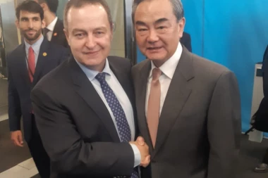 (FOTO) Veliki broj bilateralnih susreta: Kineski ministar spoljnih poslova pozvao Dačića u Kinu