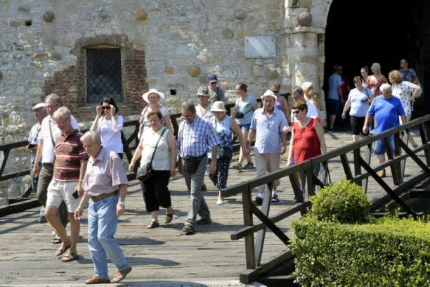 DANAS VEOMA TOPLO VREME: Temperatura do 19 stepeni, a evo gde će se spustiti na nulu