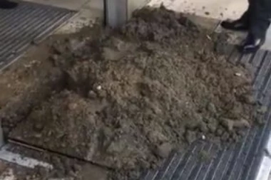 (VIDEO) Huligani BLATOM zasuli ulaz u Skupštinu!