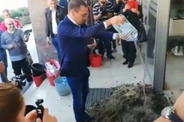 (VIDEO) Ovako je Bastać urnisao ulaz u Skupštinu blatom! Vesić: Samo to mogu i da ponude građanima