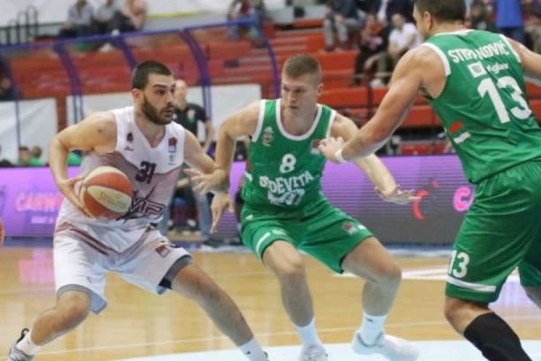 (VIDEO) Nije kao Kecman, ali kapa dole: Ostalo je 0.6 sekundi, a onda je Murić postigao čudesan koš za pobedu Cedevita Olimpije!