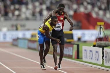 Atletičar koji je zadivio svet: Žrtvovao svoju trku, kako bi rivalu pomogao da stigne do cilja!
