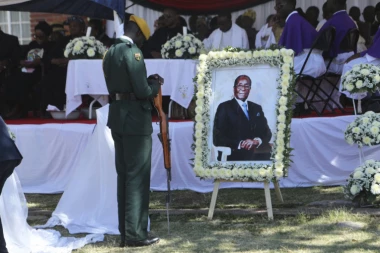 (FOTO) Sahranjen Mugabe
