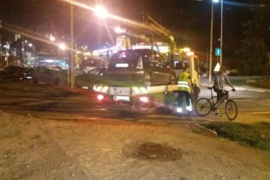 (FOTO) Velika akcija uklanjanja nepropisno parkiranih vozila: 5 dizalica Parking servisa imalo je pune ruke posla