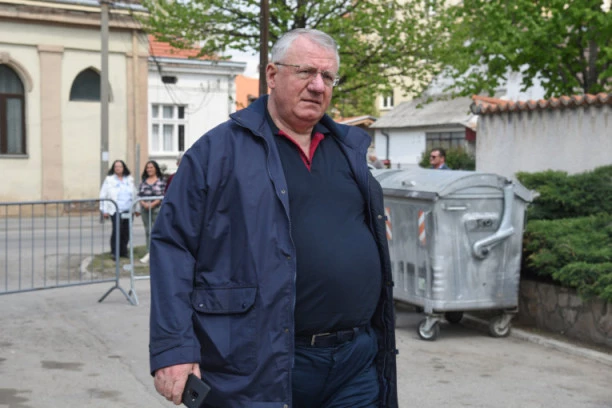 (FOTO) ISPLIVALA FOTKA ŠEŠELJA IZ MLADOSTI! Mršav u uniformi, lidera SRS-a prepoznaćete samo po naočarima