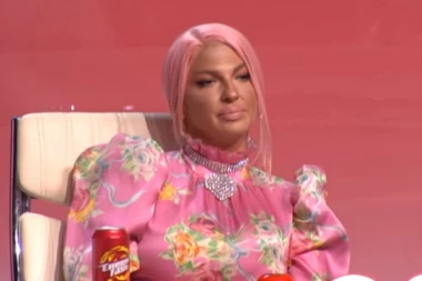 OTKRIVENA ESTRADNA TAJNA KOJA JE DUGO SKRIVANA: Evo kako je jedan poziv promenio Karleuši život iz korena kad je sa njenom karijerom bilo sve gotovo!