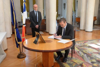 Vučić se upisao u knjigu žalosti i izrazio najdublje saučešće prijateljskom francuskom narodu