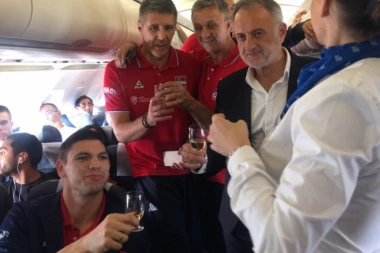 Evo kako su "orlovi" slavili u avionu: Torta i šampanjac za šampione Evrope!