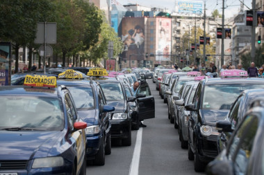 Novi udarac za taksiste, UBER dolazi u Srbiju?!