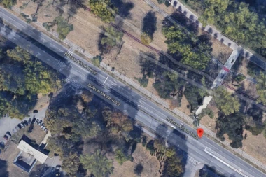 Saobraćajka u Bulevaru Nikole Tesle: Dva vozila razvalila semafor!