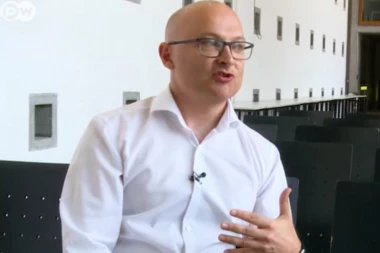 Karapandža proganja ministra po celom svetu: Tužio Malog Poljacima! Univerzitet EU: Nema plagijata!