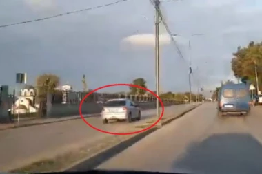 (ŠOK VIDEO) Vozio u suprotnom smeru, a dete sedelo u autu