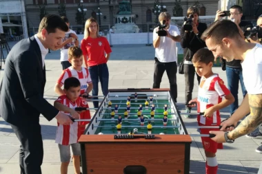 (FOTO/VIDEO) Pantela se oprobao u stonom tenisu sa klincima, pa otkrio za koje crveno-bele navija večeras!